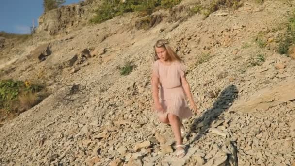 Маленька Дівчинка Спускається Кам Яному Схилу Біжить Уздовж Узбережжя Моря — стокове відео