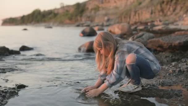 Маленька Дівчинка Миє Руки Обличчя Морською Водою Морське Узбережжя Захід — стокове відео