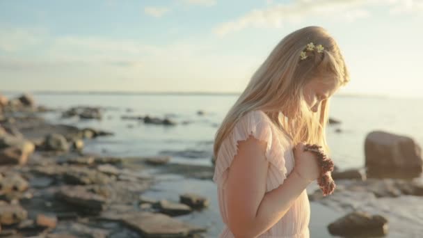 Dívka Dívá Vody Pobřeží Otáčí Hlavu Zpět Ohromen Tváří — Stock video