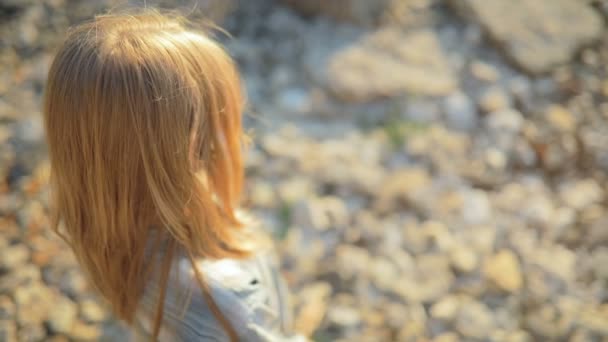 Het Meisje Kijkt Neer Grond Verhoogt Haar Hoofd Boven Met — Stockvideo