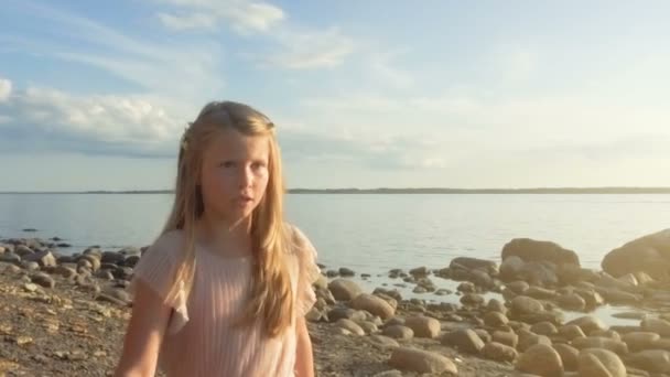 一个女孩跑着 期待着海岸的旁边 慢动作 — 图库视频影像