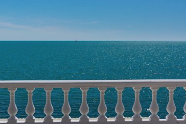 Parapet ve gemi mesafe içine kaybolan Deniz Manzaralı