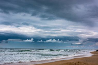bulutlu gökyüzü ile ağır bir fırtına sonra deniz