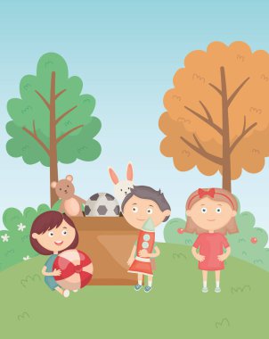 Parkta kutuları ve oyuncakları olan kız ve erkekler