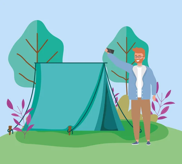 Мужчина делает селфи в палатке для кемпинга — стоковый вектор