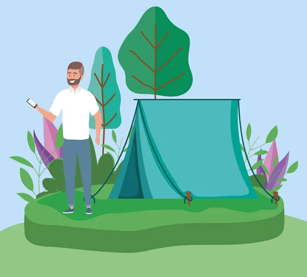 Человек со смартфоном разбивает палатку для пикника в лесу — стоковый вектор