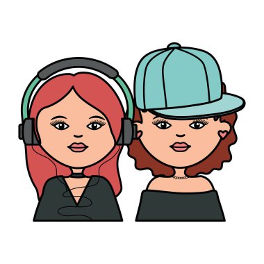 Kulaklıklı ve spor şapkalı hoş kızlar.