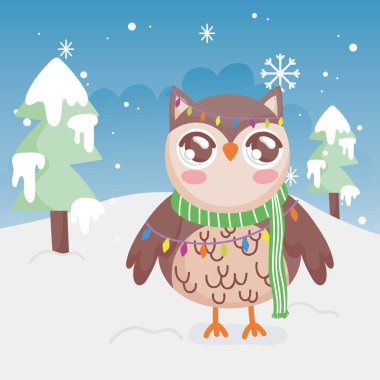 Şirin baykuş ağaçları aydınlatır. Mutlu Noeller.