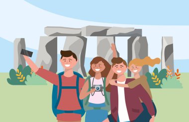 Kadın ve erkek arkadaşlar akıllı telefonla fotoğraf çekiyorlar.