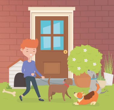 evin bahçesinde küçük köpek maskotlar ile genç adam