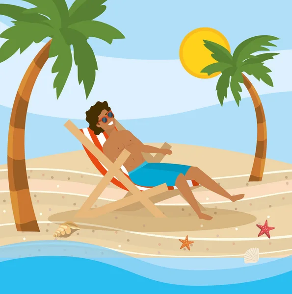 Hombre que lleva pantalones cortos de baño en la silla de bronceado tomando el sol — Vector de stock