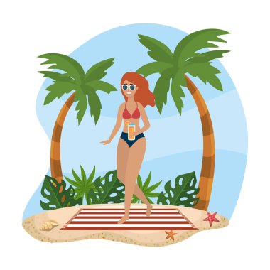 Güneş gözlüğü ve meyve suyu ile mayo giyen bir kadın.