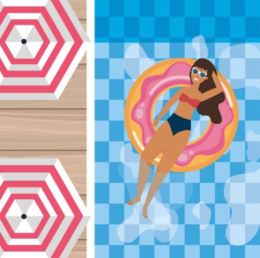 Kadın havuza güneşleniyor.