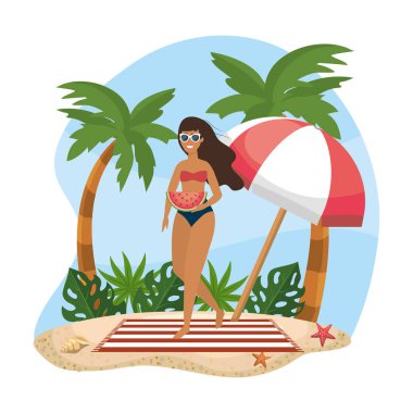 Kadın mayo, güneş gözlüğü ve şemsiye ve havlu takıyor.