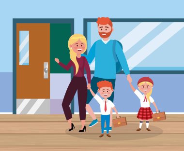 Anne ve baba kızlarıyla ve oğlanla bavullarını taşıyorlar.