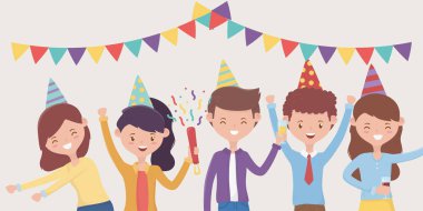 Grup üyeleri kutlama partisinde dans ediyor.