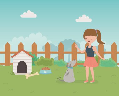 alanda sevimli küçük köpek maskot ile genç kadın