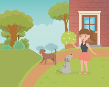 Evin bahçesinde küçük köpekli genç bir kadın maskot.