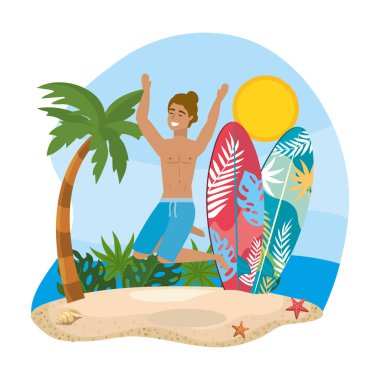 Sörf tahtası ve palmiye ağacıyla banyo şortu giyen adam.