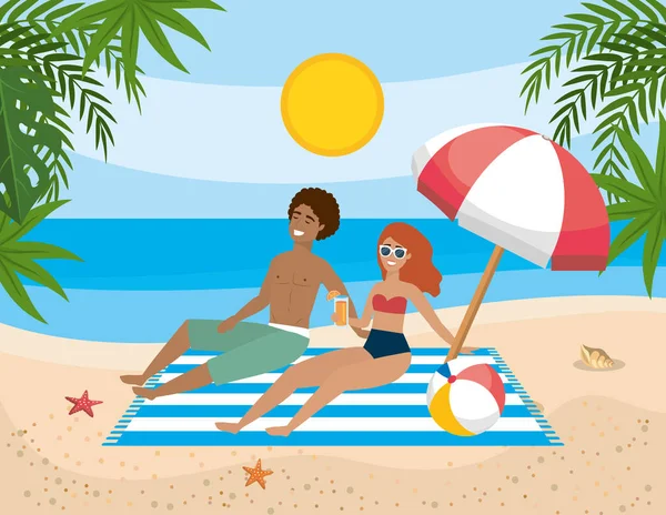 Kumsalda güneşlenen çift