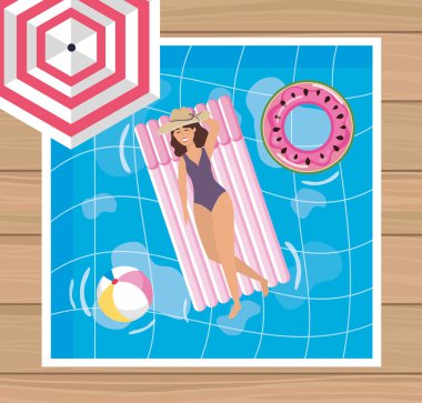 Kadın havuza güneşleniyor.