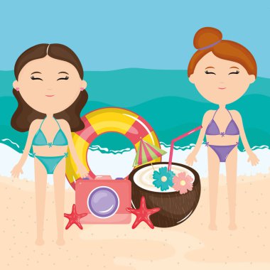 Kumsalda mayo giyen güzel kadınlar.