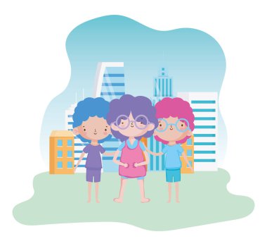 Mutlu çocuklar günü. Küçük çocuklar şehir çimlerinde.