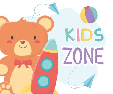 Çocuk bölgesi, oyuncak ayı ve plastik roket oyuncakları