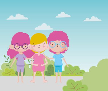 Mutlu çocuklar günü grubu. Küçük kızlar ve erkekler yol yeşilliği.