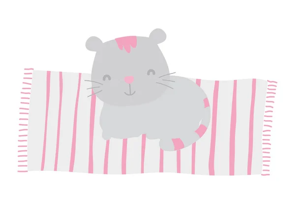Bonito gato sentado no listrado tapete desenho animado — Vetor de Stock