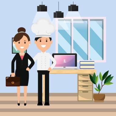 Ofisteki bilgisayar masasında çalışan şef ve iş kadını...