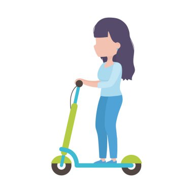 Genç bir kadın elektrikli scooter kullanıyor.