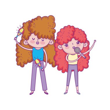 Mutlu çocuklar günü, mikrofonu ve marakas müziği olan küçük kızlar.