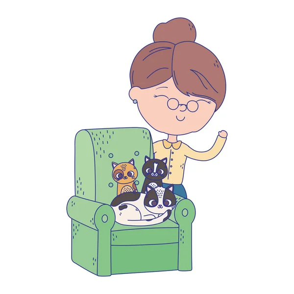 Gatos me fazer feliz, mulher velha com gatos jogando bola no sofá — Vetor de Stock