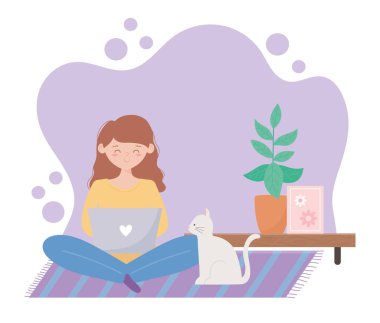 Evde kal, dizüstü bilgisayarı ve kedisi olan kadın yerde.