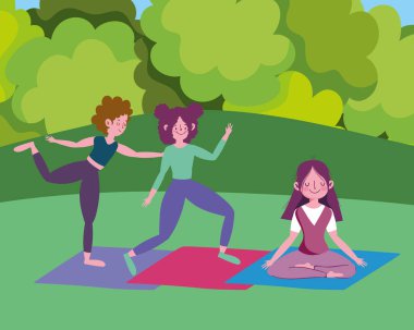 grup mutlu kızlar parkta minderlerde yoga yapıyorlar.