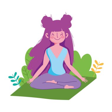 Nilüfer çiçeğiyle yoga yapan genç bir kadın dışarıda poz veriyor.