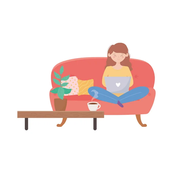 Otthon marad, nő használ laptop ül kanapén a nappaliban — Stock Vector