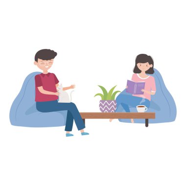 Evde oturup kitap okuyan kız ve kediyle oturan bir adam.