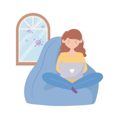 Evde oturup, dizüstü bilgisayar kullanan kadın sandalyeye ve pencereye oturuyor.