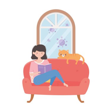 Evde oturup, kanepede kedi çizgi filmiyle kitap okuyan bir kız.