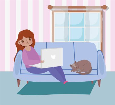 Uzaktan çalışan, dizüstü bilgisayarı ve kedisiyle kanepede oturan genç bir kadın.