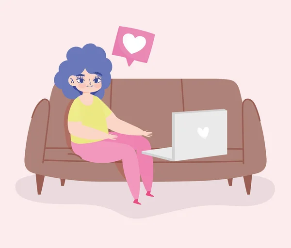 Trabalhando remotamente, jovem mulher sentada no sofá com laptop conversando amor —  Vetores de Stock