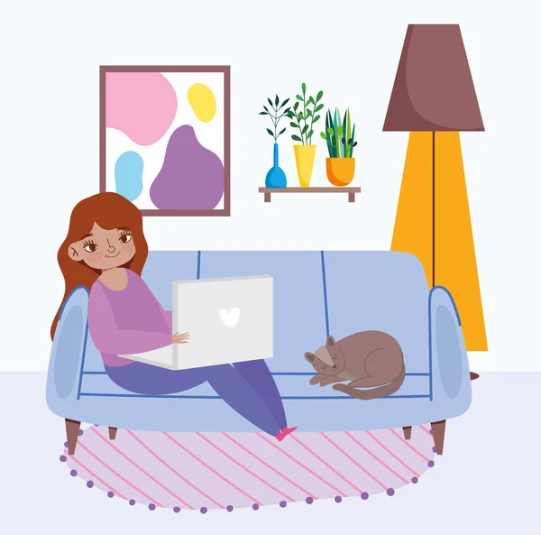 Trabalhando remotamente, jovem mulher sentada no sofá com laptop e gato — Vetor de Stock