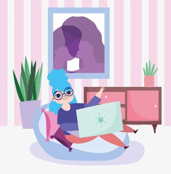 Trabajando remotamente, mujer joven usando el ordenador portátil sentado en la sala de cojines con muebles y plantas — Vector de stock