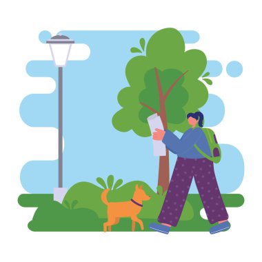 İnsan aktiviteleri, sokakta sırt çantası ve köpekle gazete okuyan bir kadın.