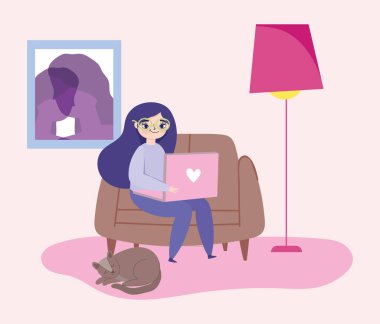 Uzaktan çalışan, dizüstü bilgisayarı olan ve kedisi uyuyan genç bir kadın.