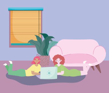 Uzaktan çalışan, dizüstü bilgisayarla yerde yatan genç kadınlar.