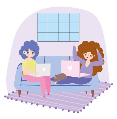 Uzaktan çalışan, dizüstü bilgisayarı ve kedisiyle kanepede oturan genç kadınlar.