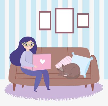 Uzaktan çalışan, dizüstü bilgisayarı ve kedi odasıyla kanepede oturan genç bir kadın.